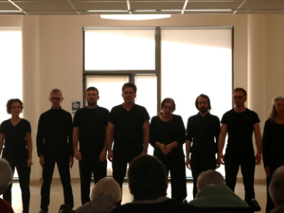 La troupe de l’atelier-théâtre des Abeilles à la Résidence 