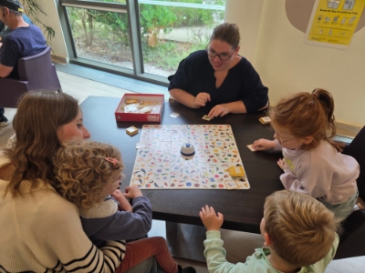 Les parties de jeux de société s'enchainent avec les enfants du centre de loisirs