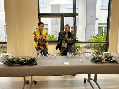 Les résidents préparent la fête communautaire