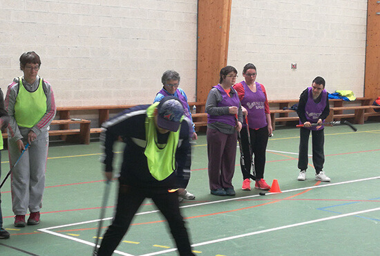 Personnes dans salle de sport