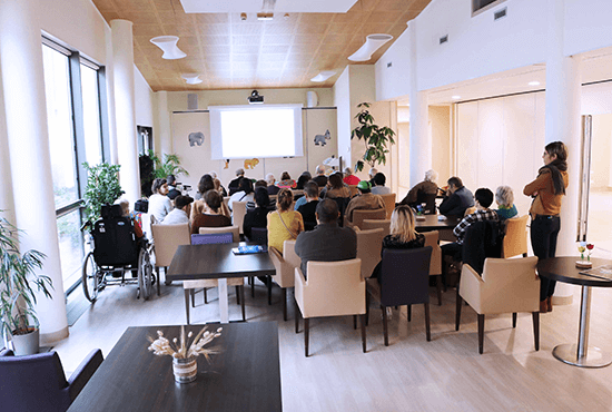 Salle de projection avec des spectateurs