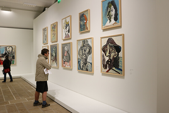 Personne devant une exposition