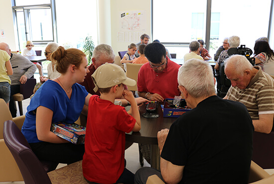 Résidents et plus jeunes qui jouent ensemble