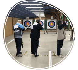 Groupe de personnes qui font du tir à l'arc
