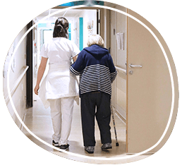 Un Résident et un soignant marchant dans le couloir