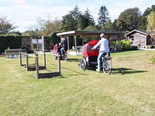 Personnes promenants quelques Résidents