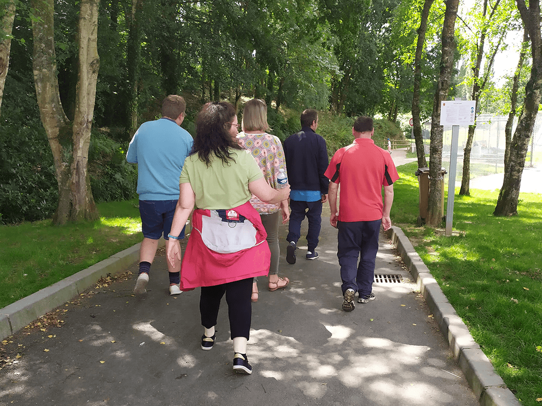 Groupe de personnes se promenant