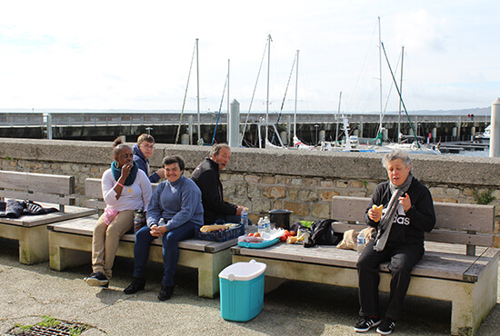 Groupe de personnes se restaurant sur un banc