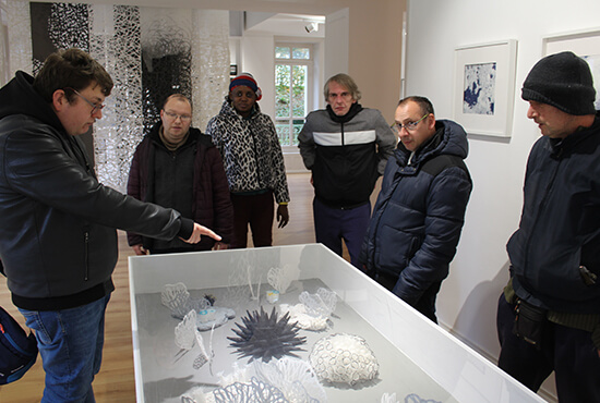 Groupe de personnes déambulant dans une exposition